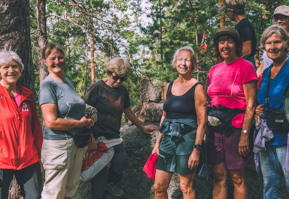 Glad turgjeng med seniorer i skogen