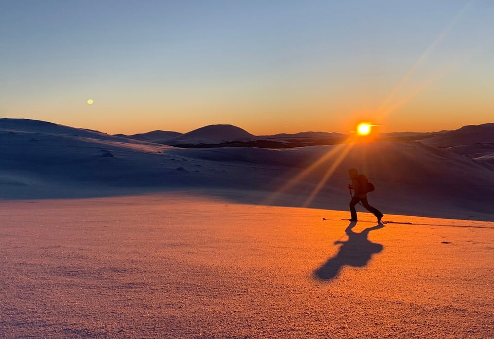 Bilder fra Trollhøe, 3. januar 2021. Trollhøe (1372 moh) er en ukjent perle plassert mellom fjellvannene Tesse og Lemonsjøen i Vågå Kommune. Turen opp er relativt lett, «passer for alle» samt tilgjengelig både sommer og vinter.