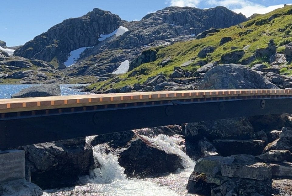 Helårsbroen over elven ved Storevatn mellom Norddalshytta og Brydalseter.