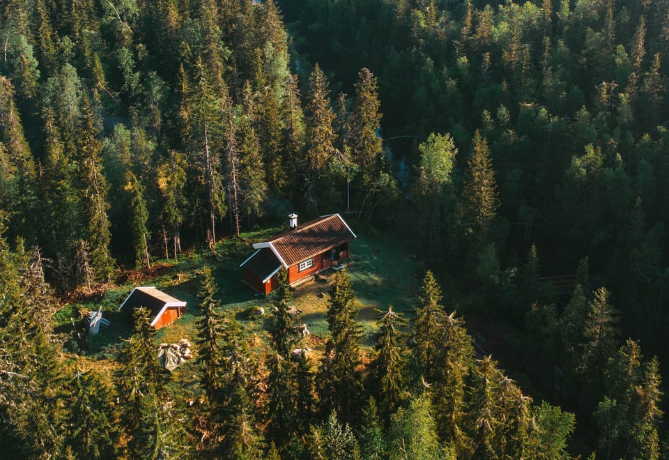 DNT-hytte i Nordmarkas skogsterr&auml;ng
