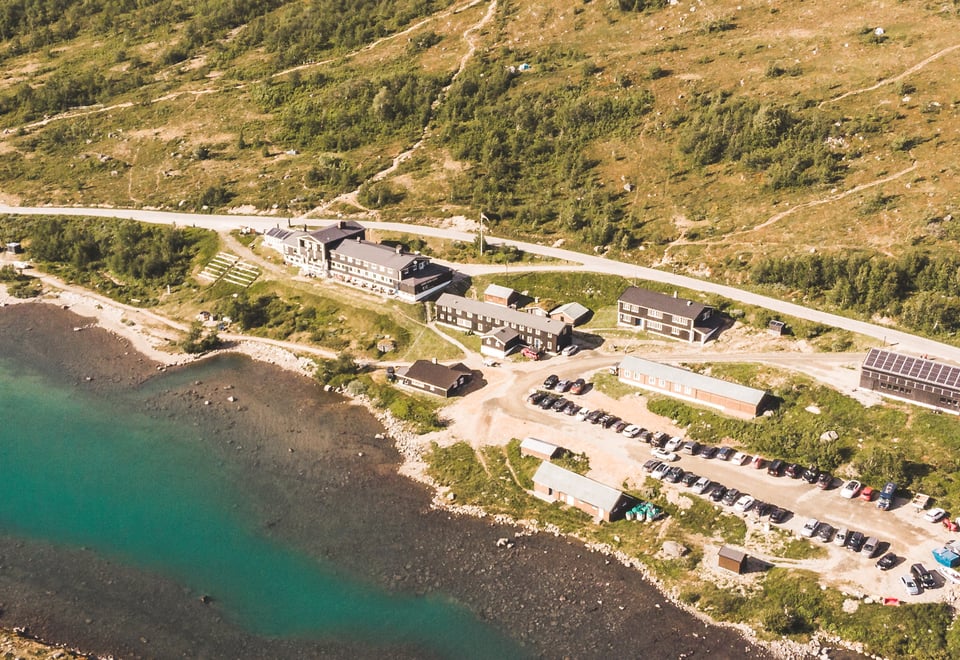 Gjendesheim

En hytte på Omveien - den nye langruta fra Lillehammer i øst til Sognefjorden i vest, en rute hvor man krysser Fjell-Norge på tvers og får oppleve det mest spektakulære landet har å by på.
