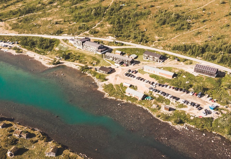 Gjendesheim
En hytte på Omveien - den nye langruta fra Lillehammer i øst til Sognefjorden i vest, en rute hvor man krysser Fjell-Norge på tvers og får oppleve det mest spektakulære landet har å by på.
