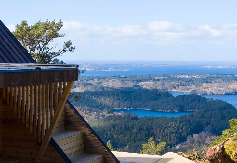 Dagsturhytten Adlesi på toppen Loddo i Austevoll, april 2021.