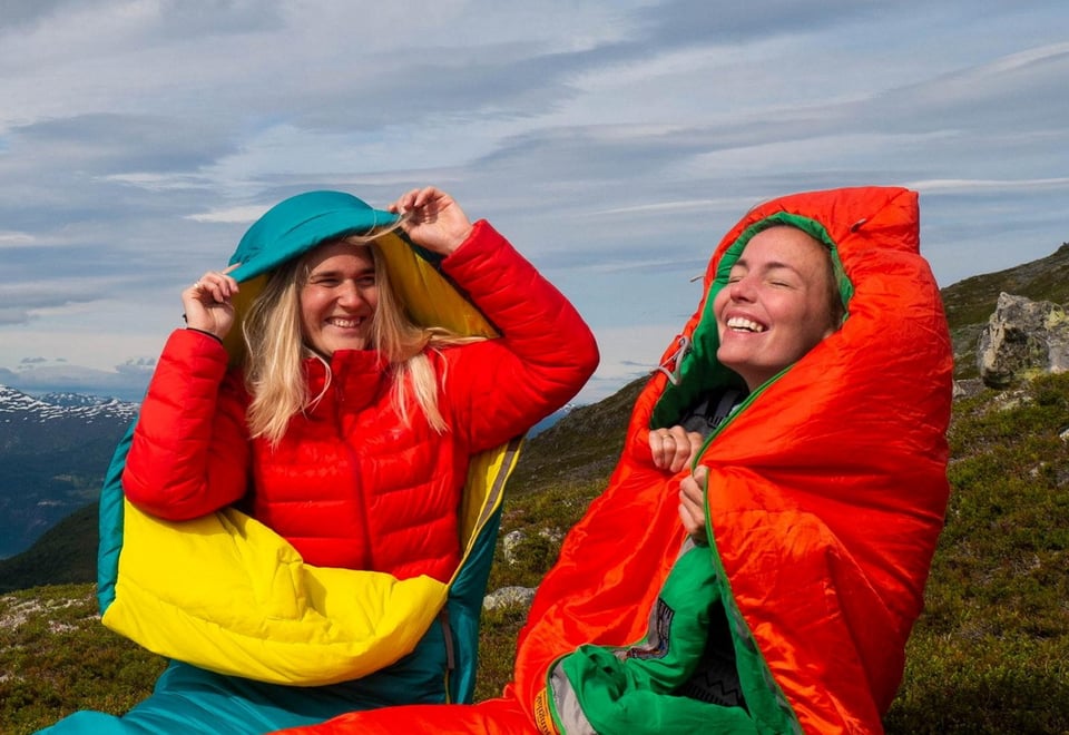 Ut på tur aldri sur - vi koser oss så fælt når vi kommer oss ut. Trenger ikke gå i evigheter for å få fantastisk utsikt, det finnes turer for oss alle, som denne hvor vi tok skylift i Loen