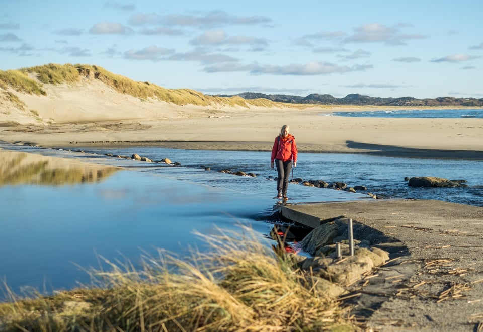Fottur på Jærstrendene. Fra etappen mellom Ogna og Brusand. Fra stranden Brusanden. Jæren. Agnethe Larsen på bildene.