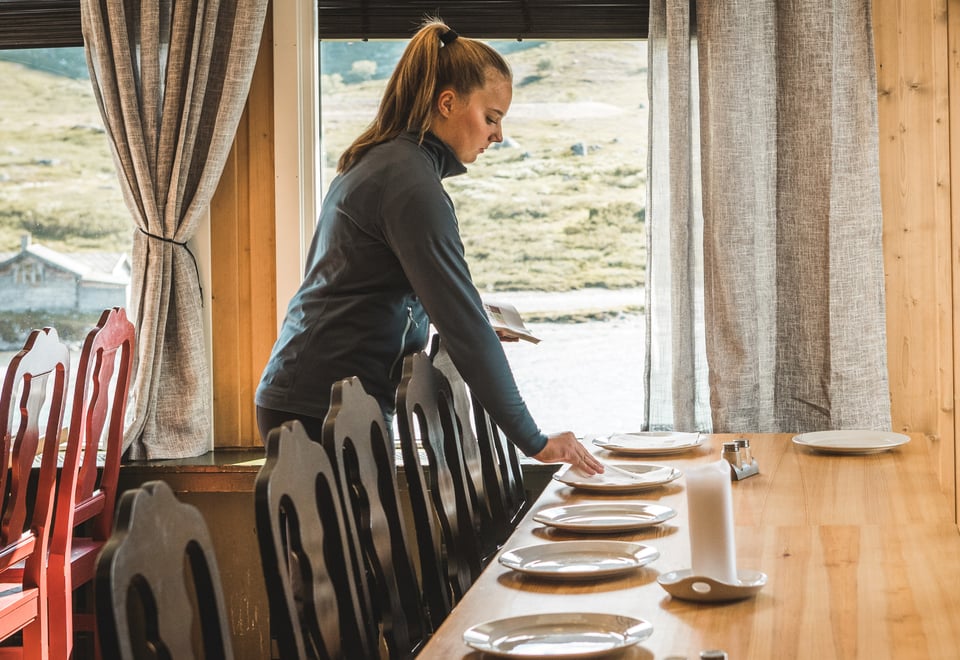 Gjendesheim

En hytte på Omveien - den nye langruta fra Lillehammer i øst til Sognefjorden i vest, en rute hvor man krysser Fjell-Norge på tvers og får oppleve det mest spektakulære landet har å by på.