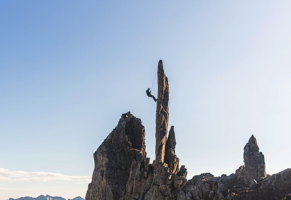 Fjellklippe mot himmelen