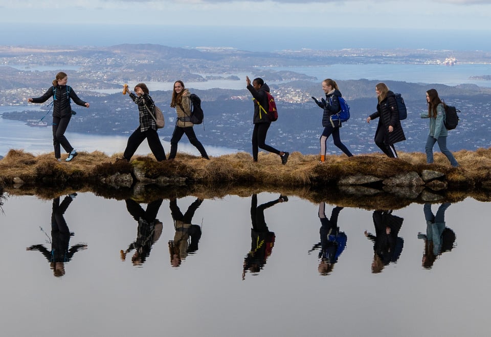 ungdom går ved vann på fjell