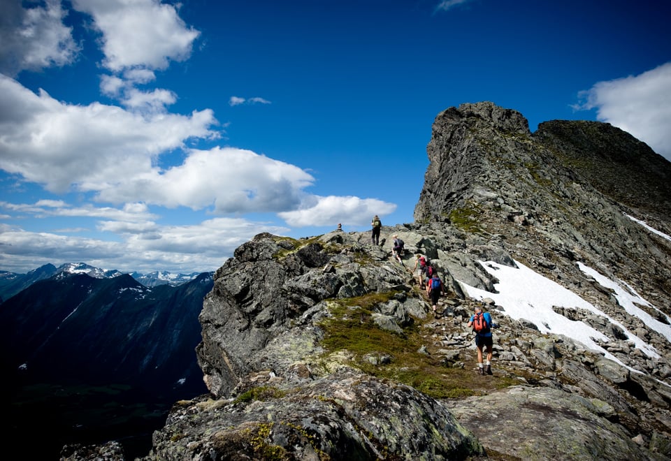 Vakkert fjell med blå himmel