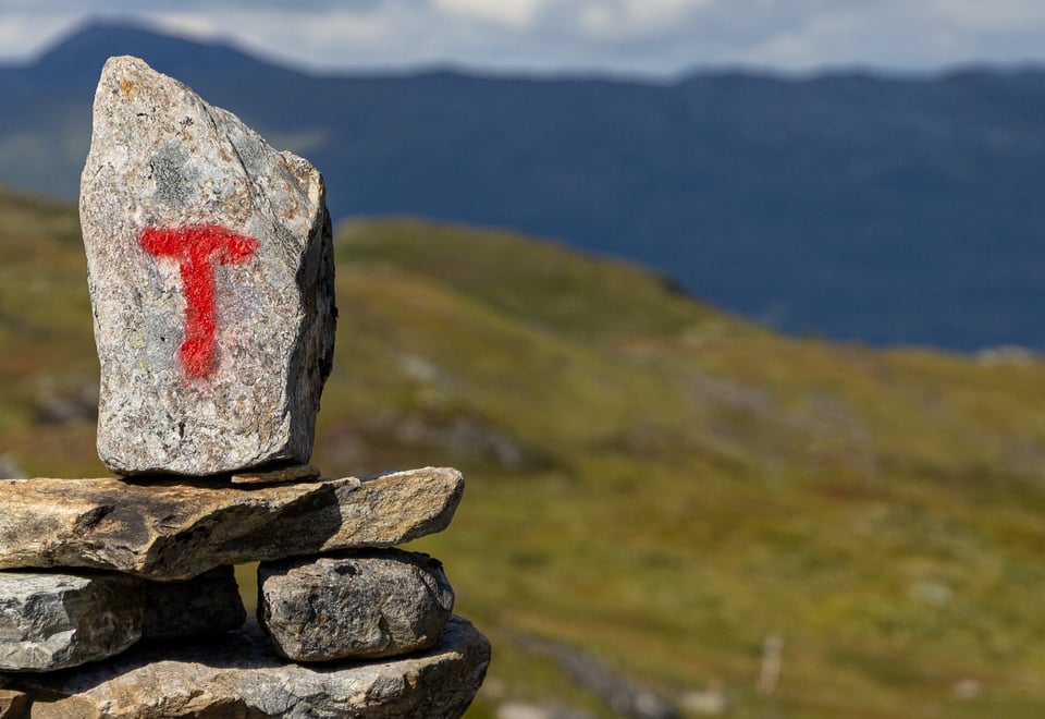 Rødmalt T på varde i fjellheimen.