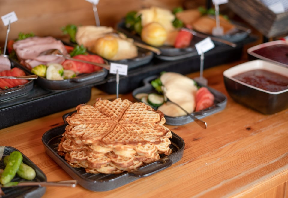 Bilde av et fat med nystekte vafler..