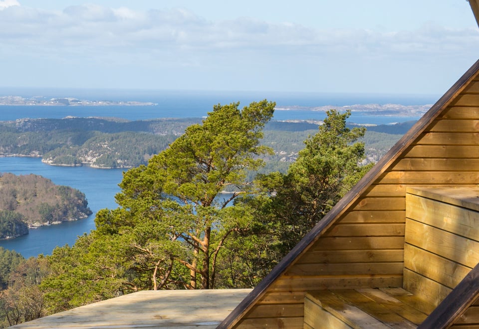 flott utsikt utover fjord og natur