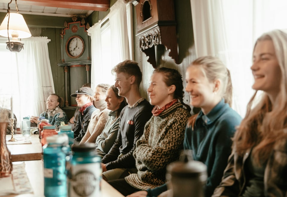 unge mennesker sitter rundt et bord