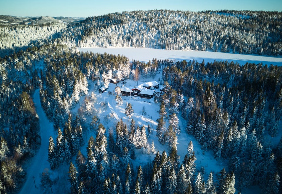 Dronebilder av Kobberhaughytta, vinter 2024.