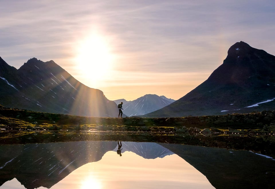Leirvassbu med utsikt mot soloppgangen og kyrkja.
