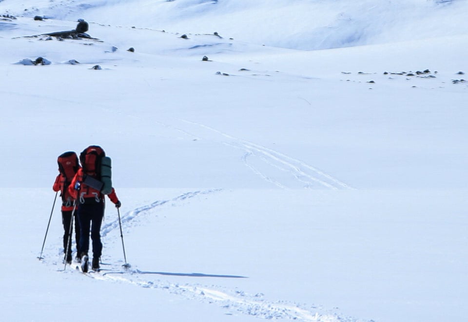 To personer som går på fjellski i fjellet