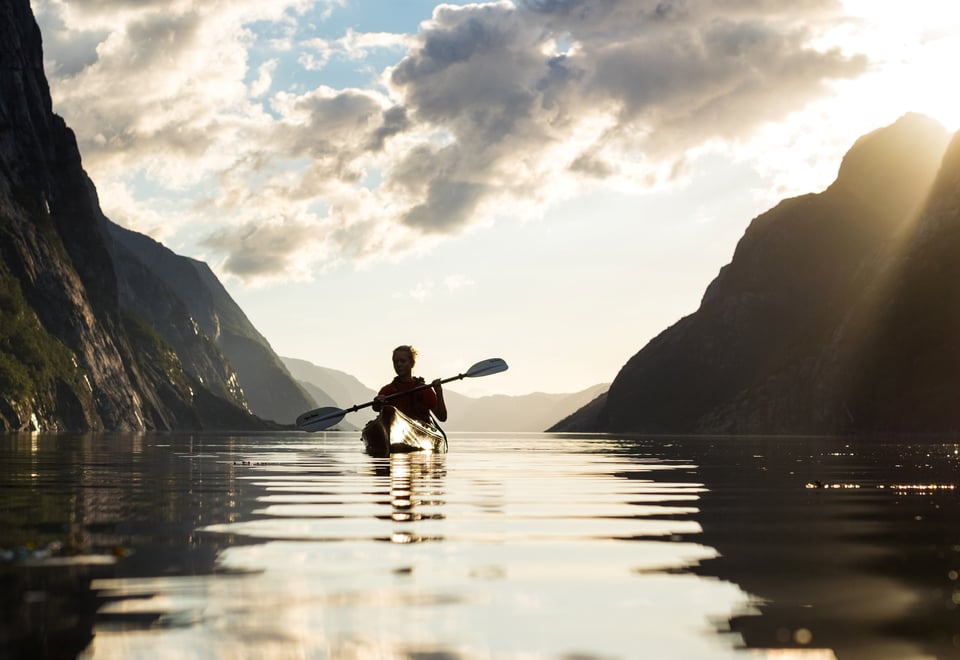 Kajakkpadling i solnedgang, Lysebotn, Lysefjorden. Tonje Fjågesund på bildene.