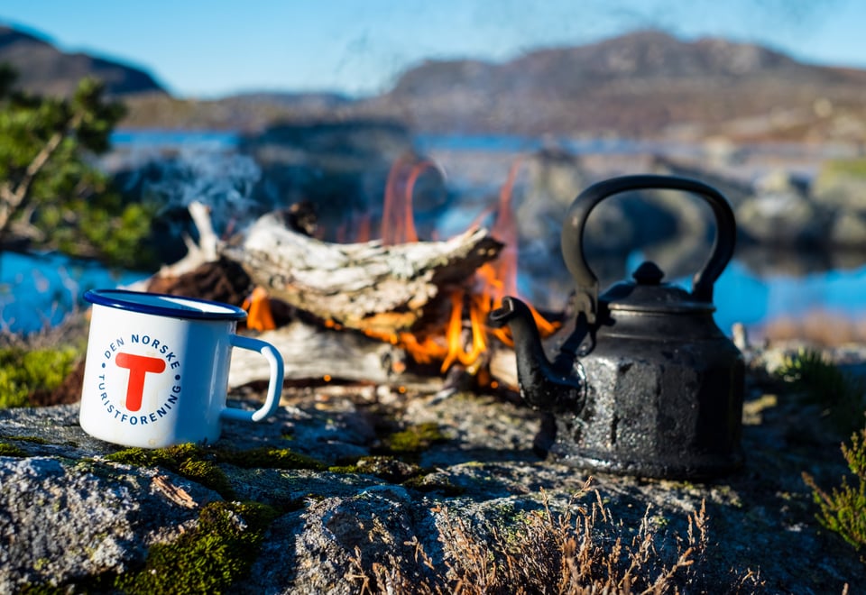 Bål i Lyngsheia i Årdal i Ryfylke. DNT-kopp, svartkjele, kaffilars. 