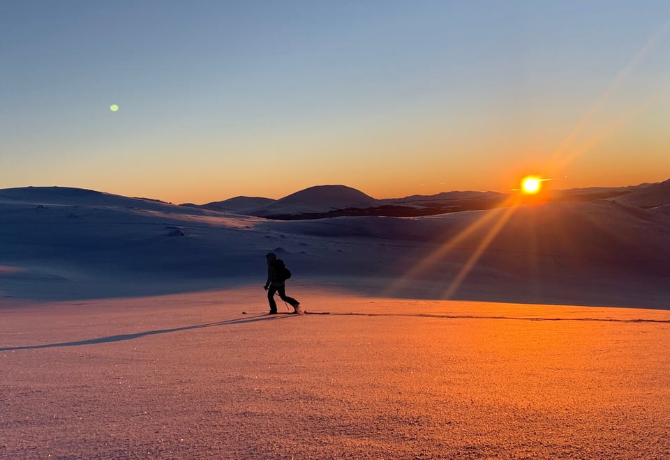 Bilder fra Trollhøe, 3. januar 2021. Trollhøe (1372 moh) er en ukjent perle plassert mellom fjellvannene Tesse og Lemonsjøen i Vågå Kommune. Turen opp er relativt lett, «passer for alle» samt tilgjengelig både sommer og vinter.