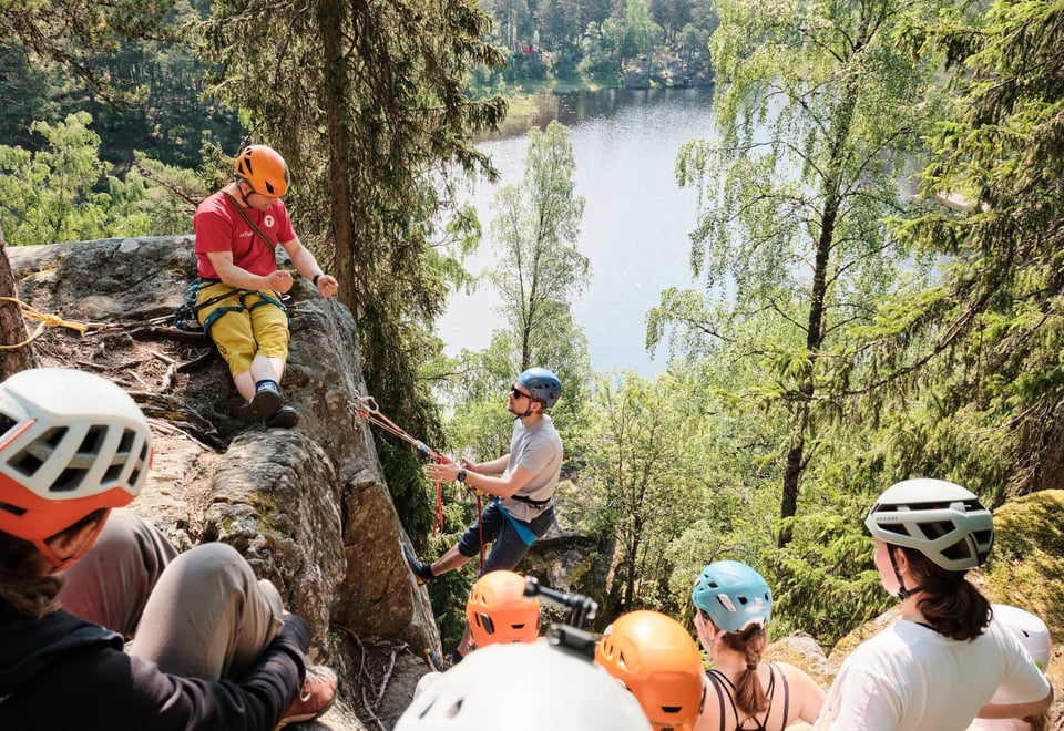 Klatrekurs med DNT Fjellsport Oslo fra inne til ute på Hauktjern, Østmarka.