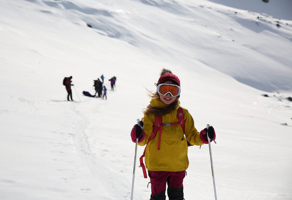Jente på ski i fjellheimen
