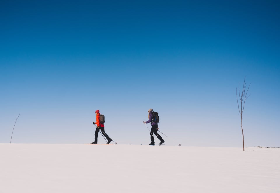 To personer som går på fjellski