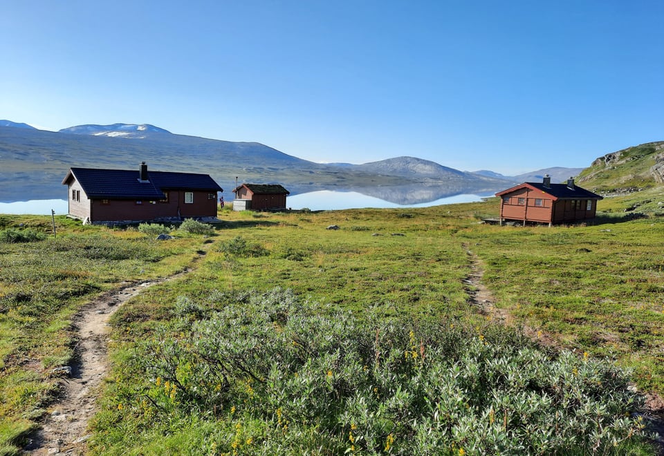 Hytta Bjellåvasstua en fin sommerdag