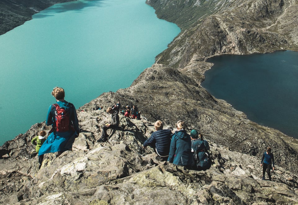 Flere personer som går over et fjellpass