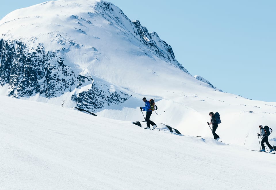 Tre personer som går på randonee ski