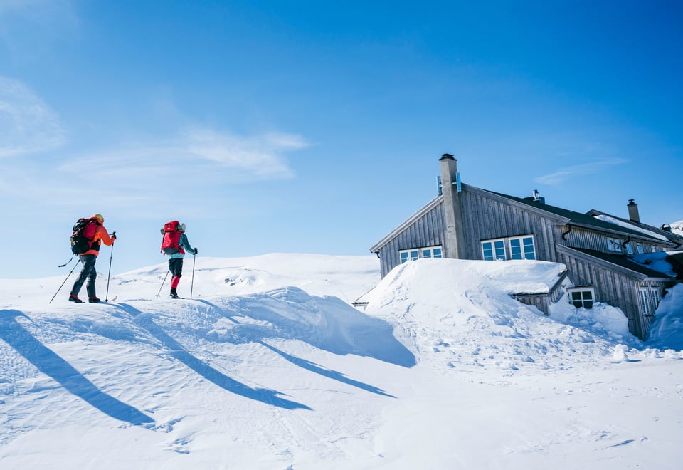 skiløpere på vei mot hytte