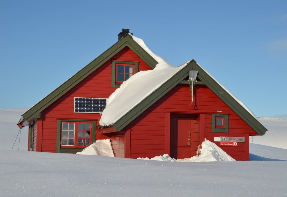 Vinter og sol Skavlabu selvbetjent turistforeningshytte i Stølseimen