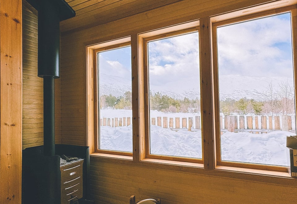 Badstue med utsikt mot fjellet