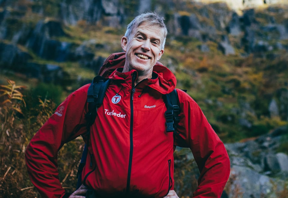 Turleder Nils Erik Bakke på vei opp til Trollfjordhytta i Vesterålen.