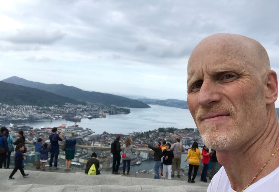 Mann på toppen av Fløyen ser i kamera.