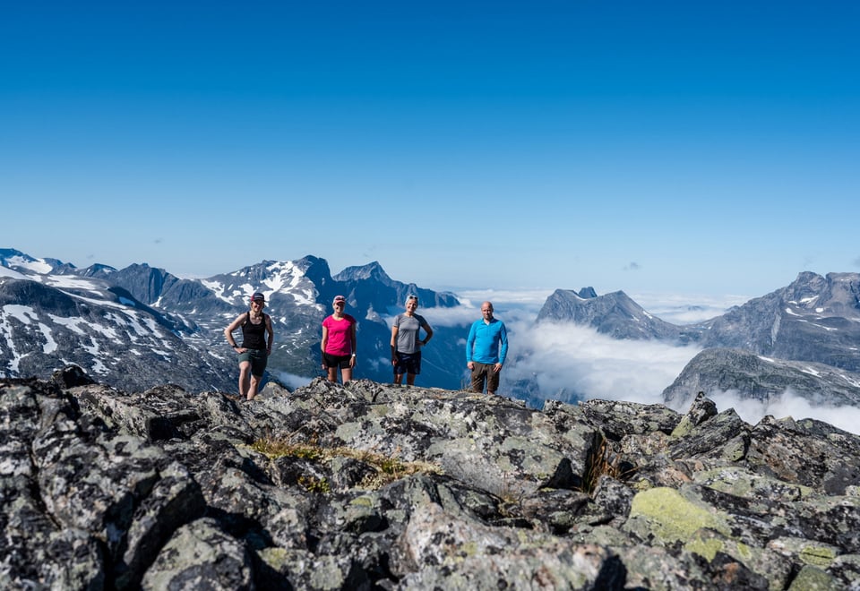 Fire personer på fjell.