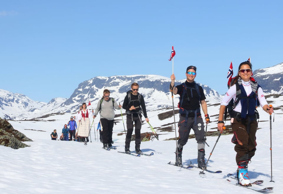 skigåere med bunad og flagg