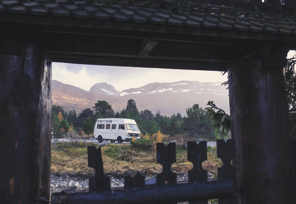 Minibuss parkert i vakker natur.