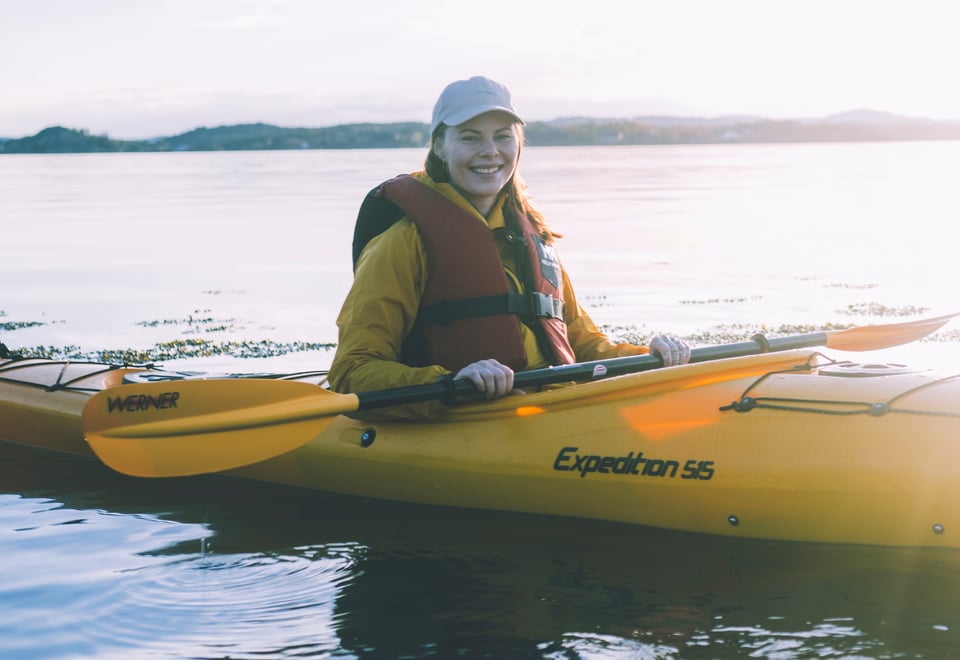 En jente i gul kajakk