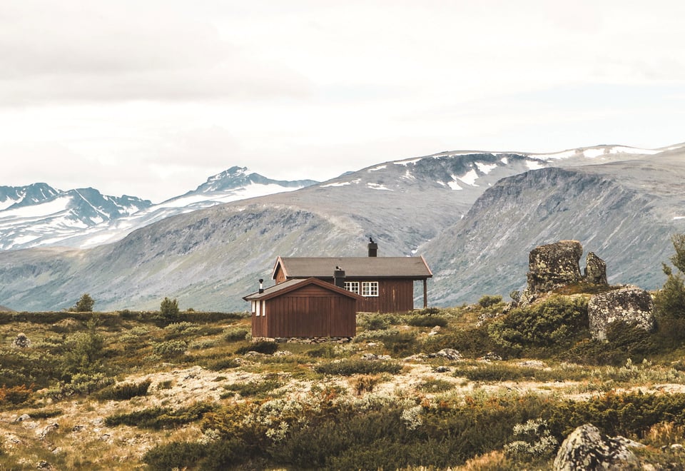 Oskampen.
En hytte på Omveien - den nye langruta fra Lillehammer i øst til Sognefjorden i vest, en rute hvor man krysser Fjell-Norge på tvers og får oppleve det mest spektakulære landet har å by på.