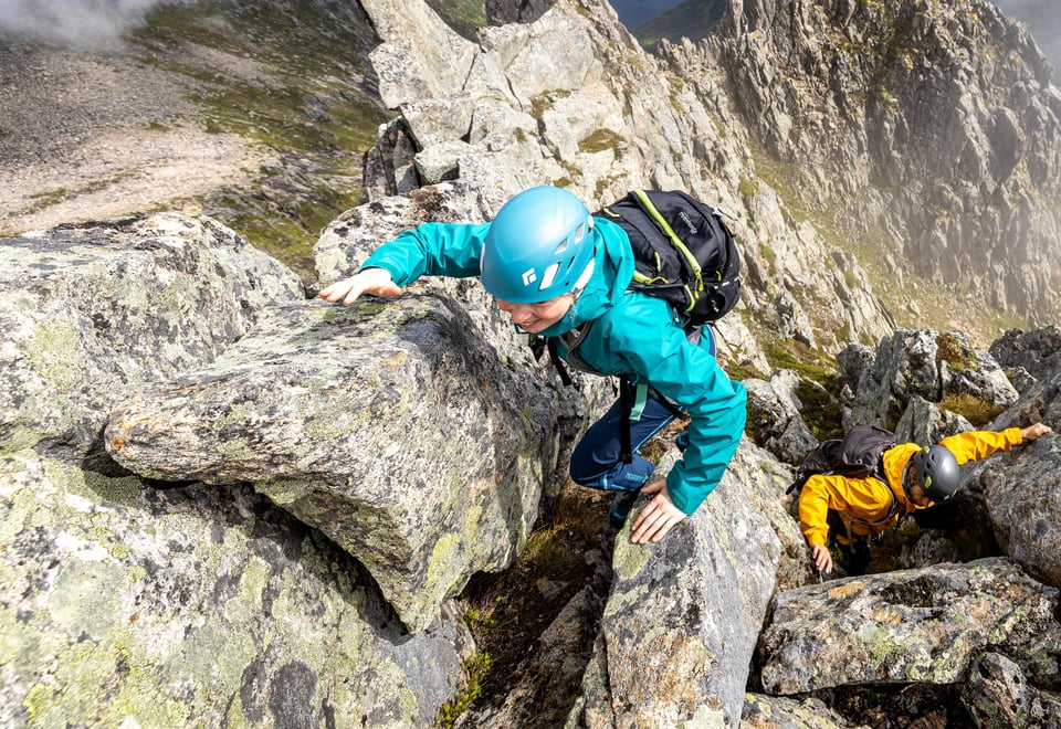 Tinderangling på Slingbys Topp med DNT Fjellsport Sunnmøre. Personer i bildet: Finalist i DNTs fotokonkurranse sommeren 2021.