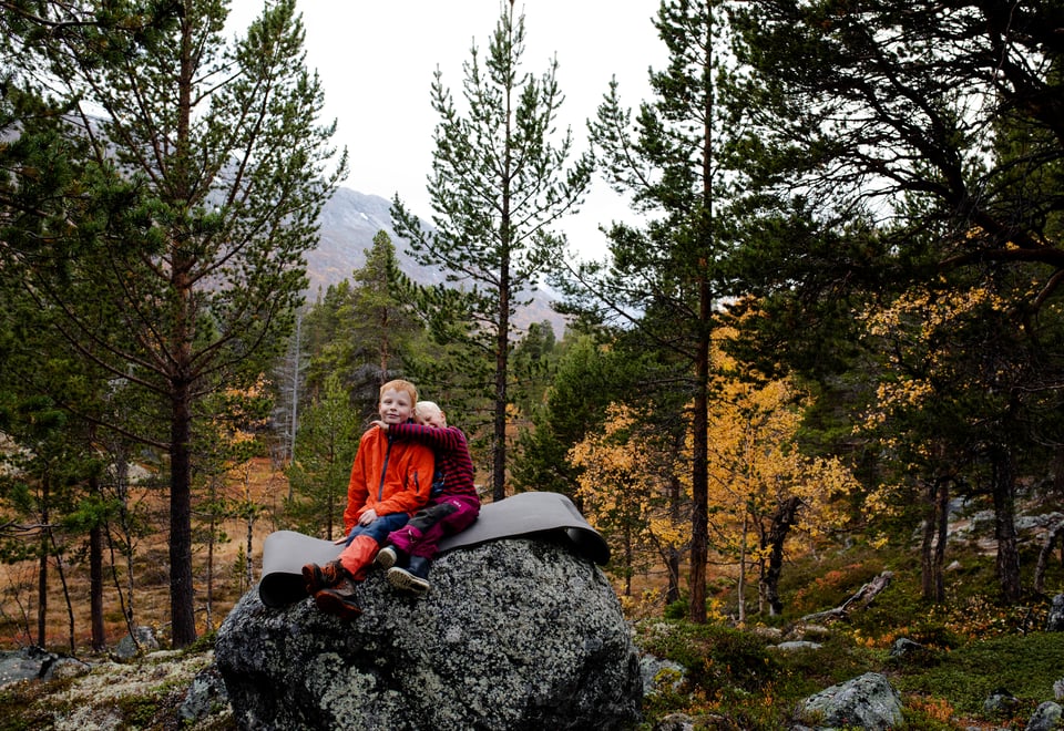 Barn sittende på stein
