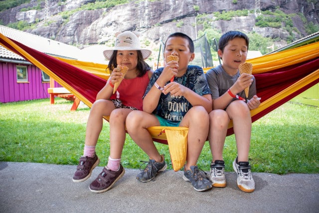 Bilder fra pop-up Turboklubb i Lysebotn juli 2021. Barneaktiviteter, familie, familietur, familieaktiviteter, barn, lek, SUP, kano, bading, markjordbær, sommer.