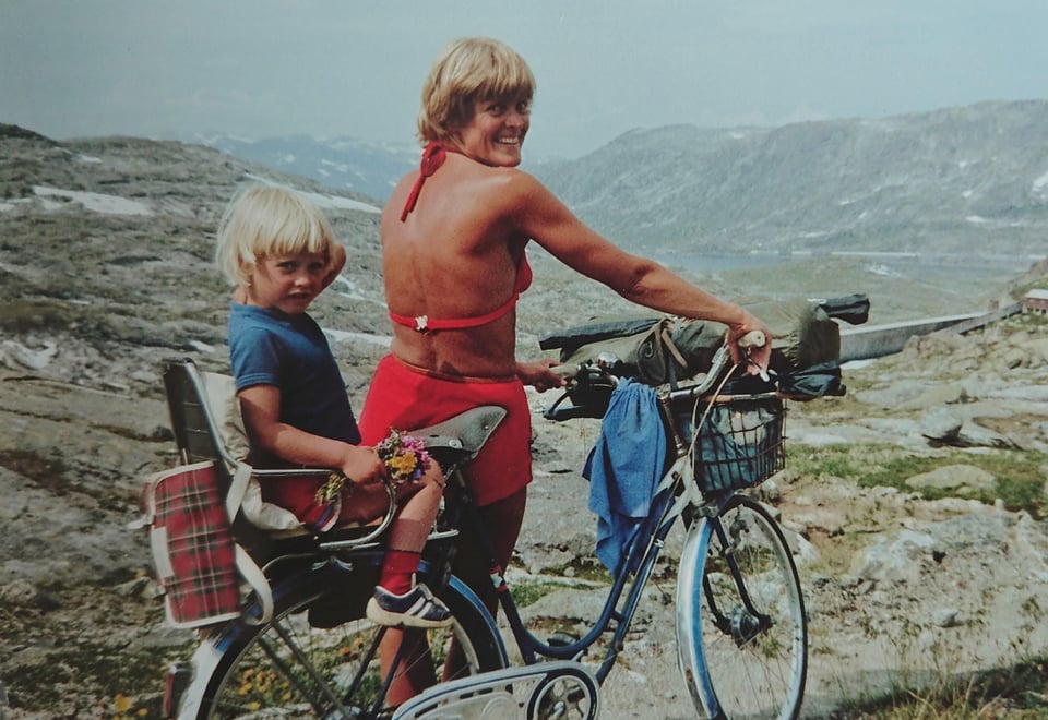 Finalebilder fra våren 2018. DNTs fotokonkurranse. Tema: Historiske bilder.
Mor og dotter på sykkeltur på Rallarvegen retning Hallingskeid sommaren 1981. Det var annan trend då med tregirs sykkel og ingen hjelm på verken vaksene eller born. Innsendar av biletet er meg, Heidi Reisegg Endal, som sit bak på sykkelen. Det er min far Richard Jacobsen som har teke biletet. Sykkelen fekk mor mi (Tove Reisegg Jacobsen) i konfirmasjonsgåve i 1962. På den tida var det eksklusivt å ha sykkel med tre gir.
Mine foreldre har samtykka til at eg kan sende inn biletet.