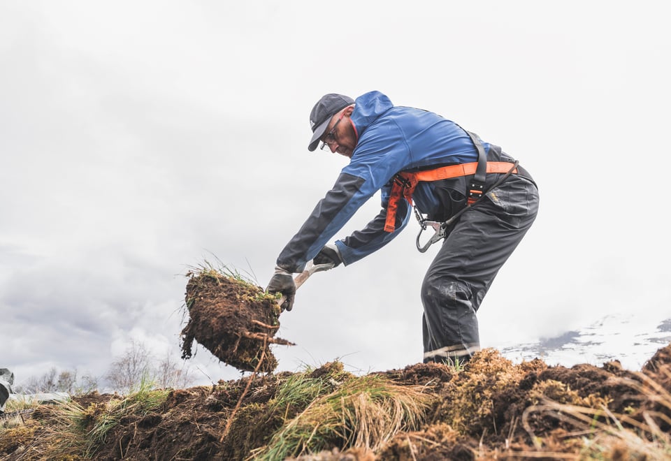 Dugnad på Gjevilvasshytta. Skifting av tak og utskiftning av vinduer.