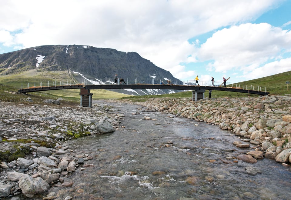 Montering av ny bru over Gravbekken i Trollheimen.