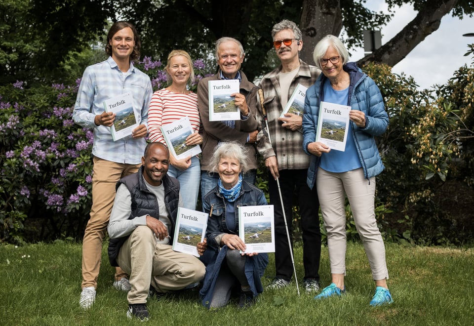 Frivillige bidragsytere til Turfolk. Oppe fra venstre: Steffen H. Vadla, Eli Tangen (grafisk designer), Øyvind Gjerde, Einar Fagerheim, Guro Waksvik. Foran: Tsegezeab Kiros Hagos og Gro Johnsen.