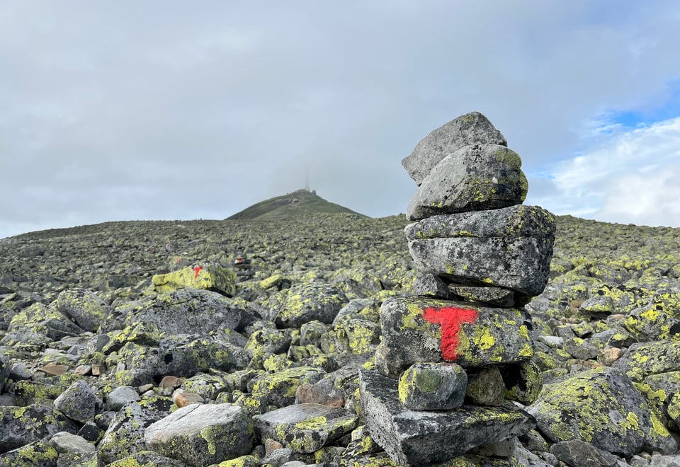 Varde i stein med rød T