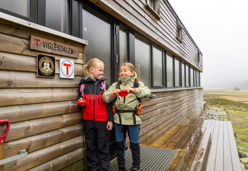 to jenter foran turisthytte