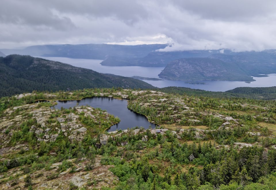 Venelibu. Fjelltopp med utsikt, grå himmel, sommer