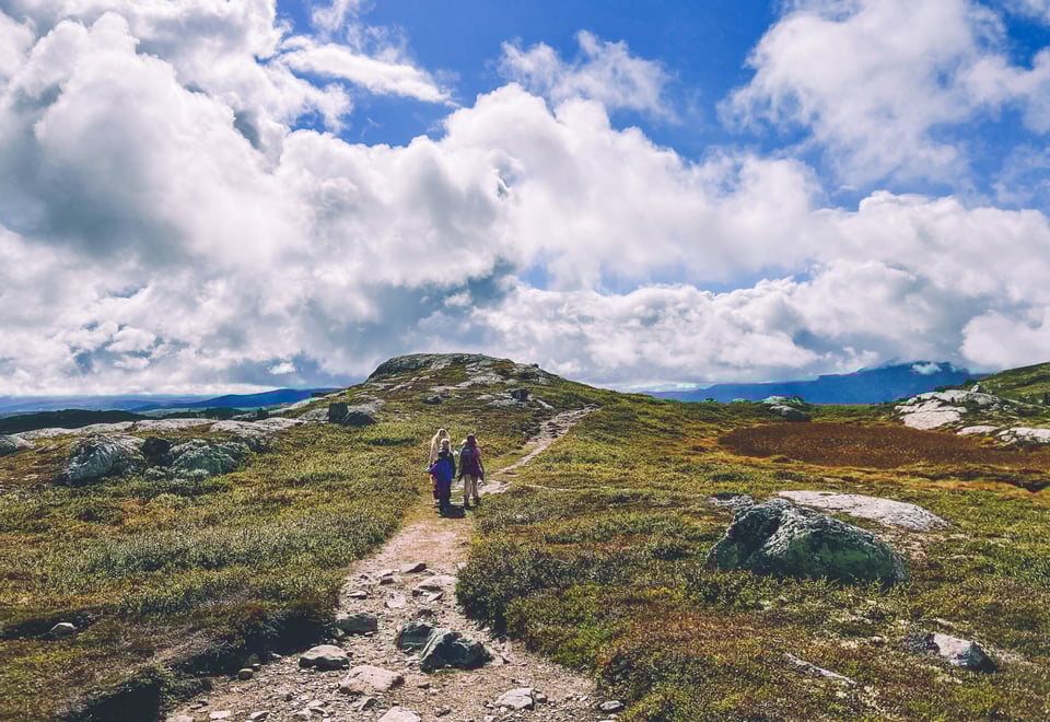 KDU Tinn, 2022. Fjell, sti, sommer og blå himmel